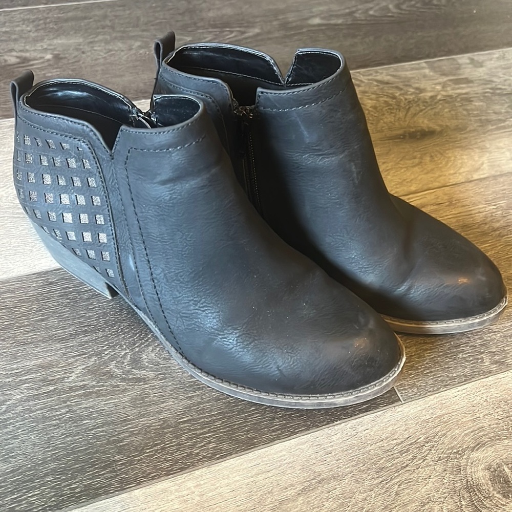 Maurice’s black ankle boots size 9